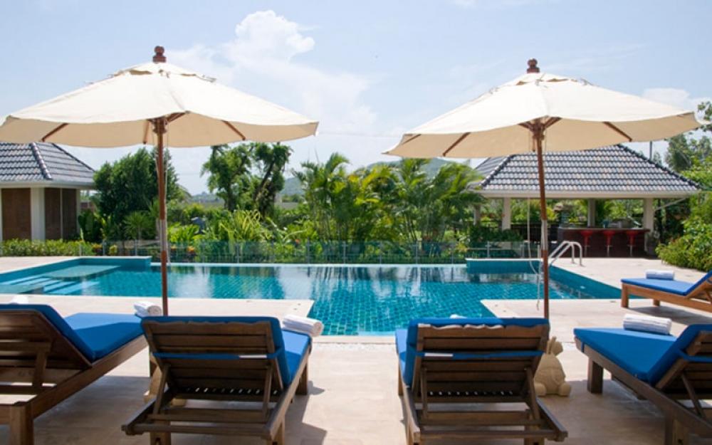 Relax Pool Side-min